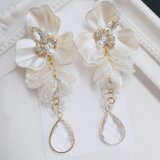 大ぶりホワイトフラワー＊ジュエルガラスチェーン＆雫パールピアス✨の画像