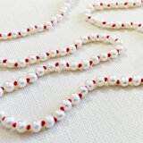 赤い糸と白いパールのシンプルなショートネックレス