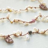 葉っぱとどんぐりのビーズのネックレス