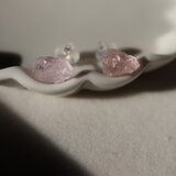 モルガナイト原石のスタッドピアス