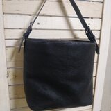 いつでも使える黒色のワンハンドトートバッグ