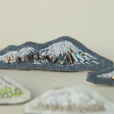 青くそびえる山　刺繍ブローチ