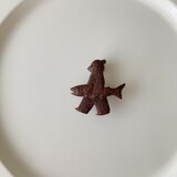 【受注制作】木のブローチ / しゃけくま / ウォルナット【ご注文から１ヶ月以内にお届け】の画像