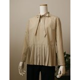 プリーツぺプラムのブラウス　ボーカラー　ライトベージュ（M）