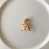 【受注制作】木のブローチ / はしるうさぎ / さくら【ご注文から１ヶ月以内にお届け】の画像