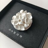 紙アートブローチ　卒業入学式などのセレモニー後も使える　大人の白いシンプルなフォーマルアクセサリー