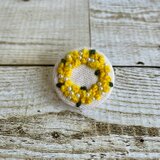 大人かわいい手刺繍ミモザリースのブローチ　国産帆布　ミモザ　パールビーズ