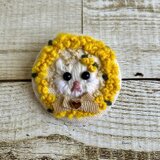 手刺繍ミモザリースとふわふわ白猫ちゃんのブローチ　国産帆布　ミモザ　猫