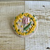 手刺繍ミモザリースとチューリップのブローチ　国産帆布　ミモザ　チューリップ　春