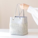 春夏コーデのかご 変幻自在な巾着型マルチバッグ【ライトグレー】ヴィンテージ風ウォッシュドポリエステル編みｘPUレザー