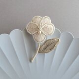 そっと咲く　ちいさなビオラのブローチ　アイボリー