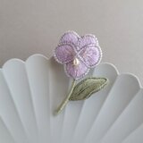 そっと咲く　ちいさなビオラのブローチ　うす紫