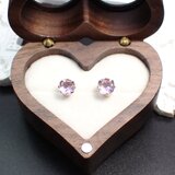 6mmスクエア型／宝石質アメジストAAA（14kgf／ファセットカット）☆4本爪ピアス