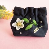 クリスマスローズのビーズ刺繍ミニバネ口ポーチ
