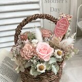 母の日優しいカラーのカゴアレンジ