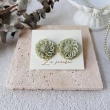 レトロフラワーの淡いグリーンのイヤリング