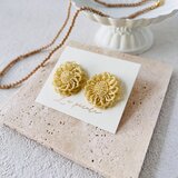 レトロフラワーのひまわりみたいな黄色のイヤリング