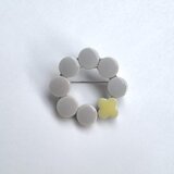 受注生産　タイルのサークルブローチ（ライトグレー×ライトイエロー）の画像