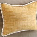 自然染め・手織り 綿100％ クッションカバー (長方形ｘエッジ刺繍）イエロー　小