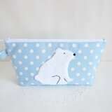 お座りポーズのかわいい白くまペンケース（水色・水玉）