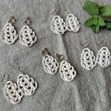 籐のリーフの耳飾り