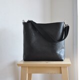 スクエアショルダー　ゆったりサイズ　フルベジタブルタンニングレザー　ブラック