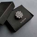 軽い紙アートブローチ・シルバー　お花のような大人のアクセサリー　誕生日や記念日のプレゼントにもおすすめ