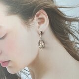クリスタルピアス、夏に印象的なピアスの画像