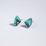 心奪われる色彩　パウアシェルのピアス　差し色になるアクセサリー