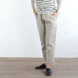 脚すっきり。きちんと見えて、らくにはけるリネンテーパードパンツ（ナチュラル） PT03の画像