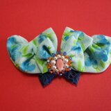 青い花のリボンバレッタの画像