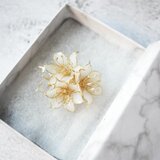 ユリの帯留め・ブローチ（2way）orポニーフック　春　白色　百合（受注制作）