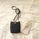 ラフィア風フラップ付きミニショルダーバッグ  (ブラックTCフルステッチ)の画像