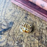 彫ブローチ　クマ　1の画像