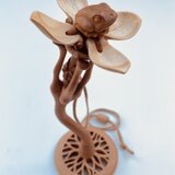 花とカエルのネックレスの画像