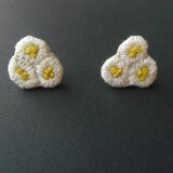 刺繍ピアス　白い花の画像