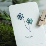 刺繍サンキューカード 二つ折り 赤いお花と青いお花の２枚セットの画像