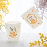金木犀とシマエナガの花びら舞うマグカップの画像
