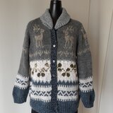 グレーとアイボリーのカウチン模様の編み込みカーディガン