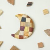 寄木の三日月ブローチの画像