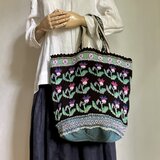 丸底でかバッグ　夜の闇の中、もの思うビオラたち