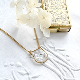 ヴィンテージガラスの透明な花ネックレス［B馬蹄形・ゴールド］