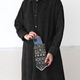 ゴシックを纏う 大聖堂・シェトランドウールのスマホポーチの画像