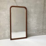 木製フレームのシンプルな鏡の画像