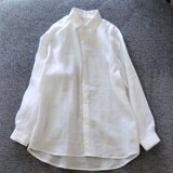 薄手リネンのシンプルなシャツ