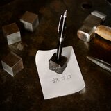 [鉄コロ] 鍛鉄によるサイコロ型ペン立て - 無骨さと温かみが織りなす美しさをデスクに　ペーパーウェイトにも　1本用