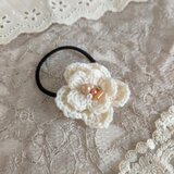 可愛いフラワーモチーフのヘアゴム（ホワイト）