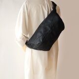 身軽にお出かけ MA-1 キルティングボディバッグ 秋色 / ブラックの画像