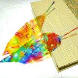 彩の葉っぱの栞(しおり)　2枚セット　透明なパステルアートのブックマークの画像