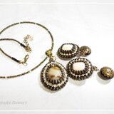 雫ネックレスとレクタングルイヤリングセット　乳白色　ビーズ刺繍【fa2-0366】fantastic flowery